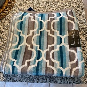 Nicole Miller quatrefoil morrocan blue bath towels (2)